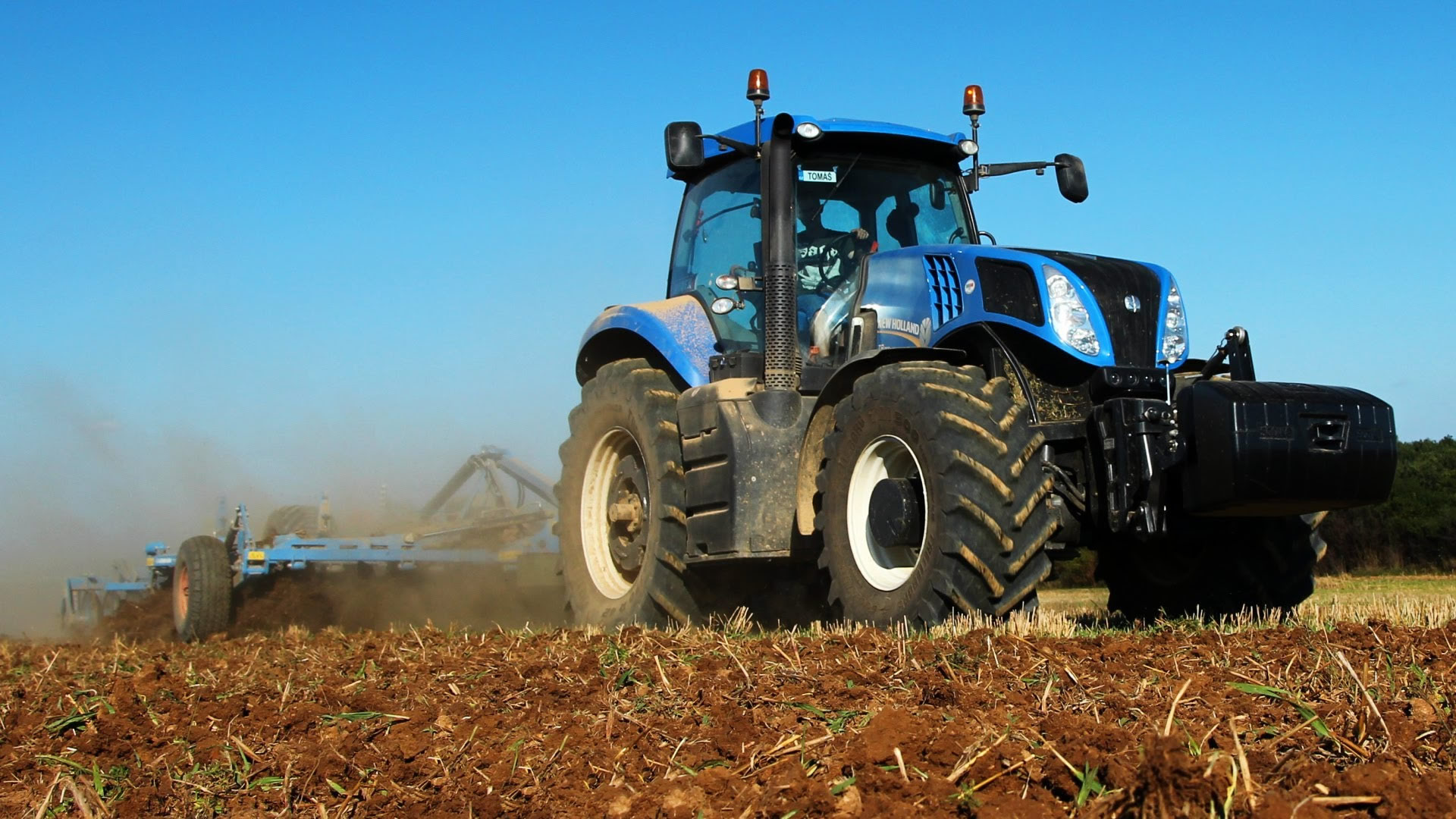 trattore New Holland con fresa ad Arezzo