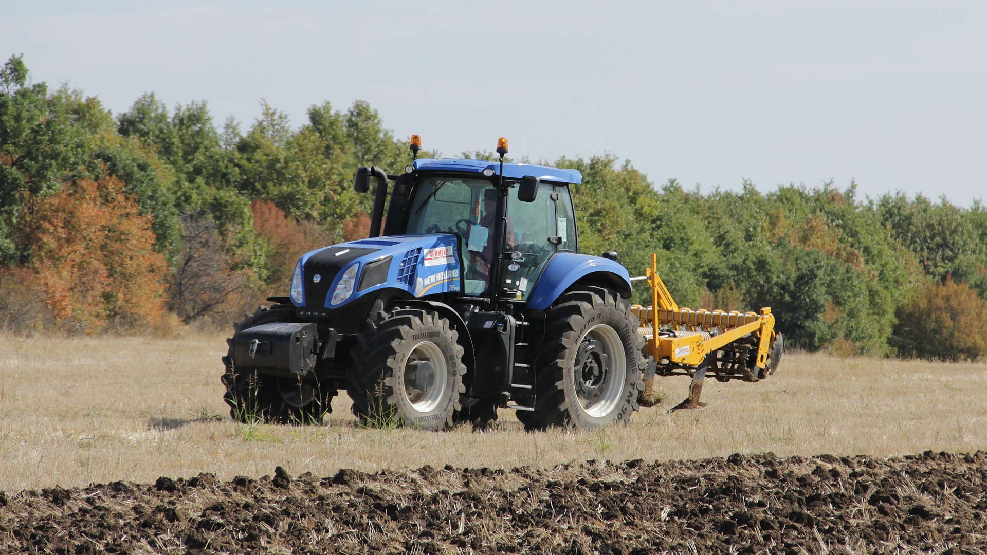 trattore New Holland con erpice ad Arezzo